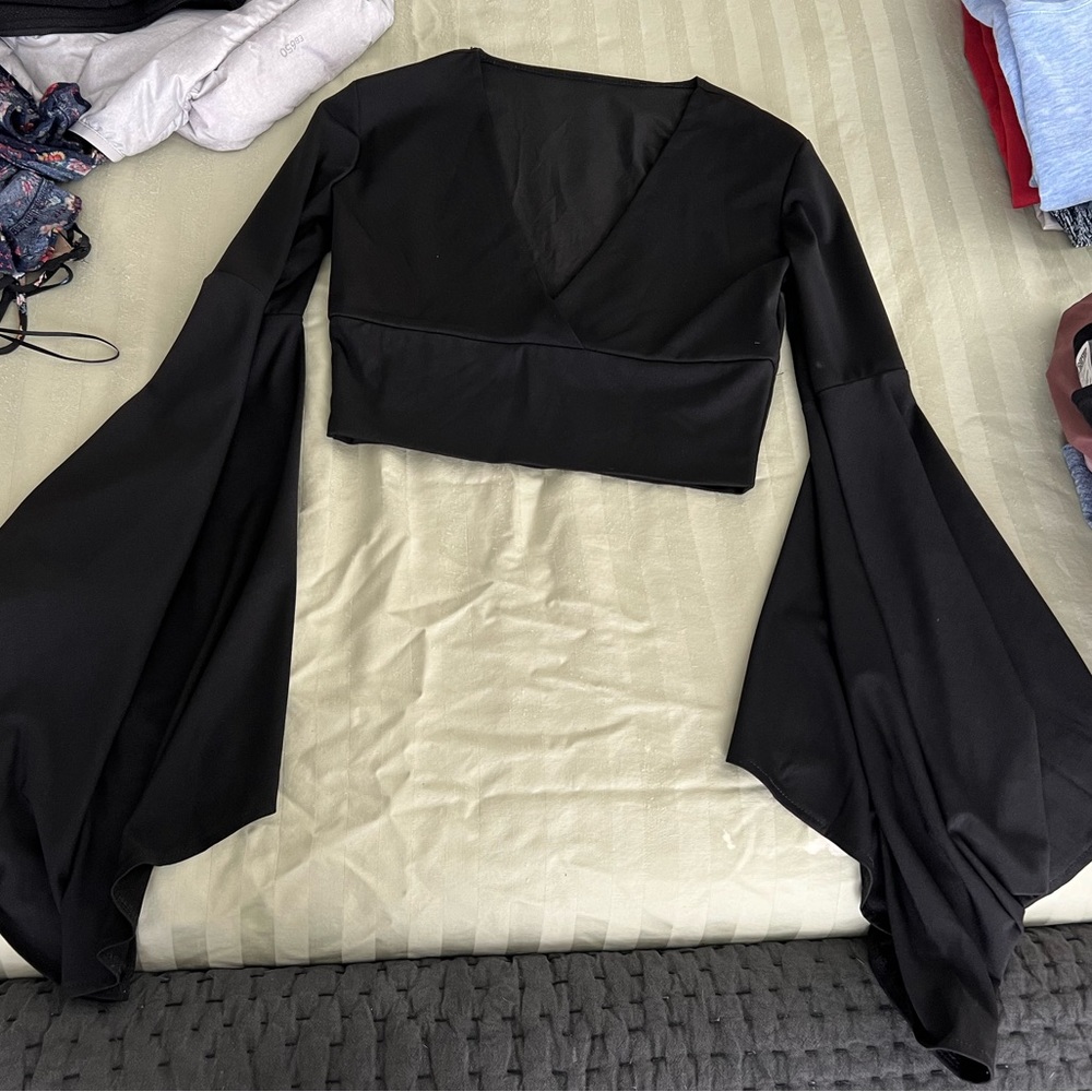 Small Black cropped top flowy sleeves